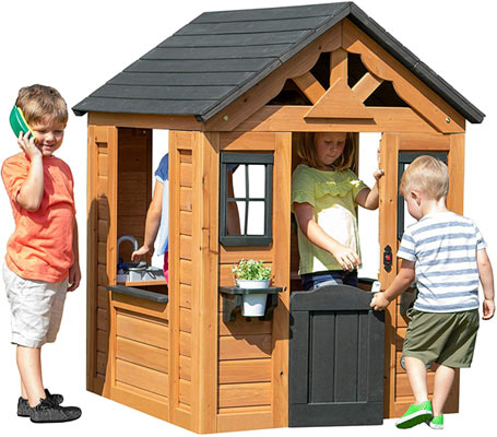 Kinder spielen in Spielhaus aus Zedernholz