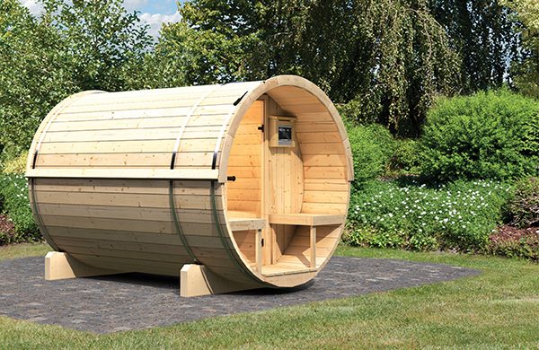 Fasssauna im Garten
